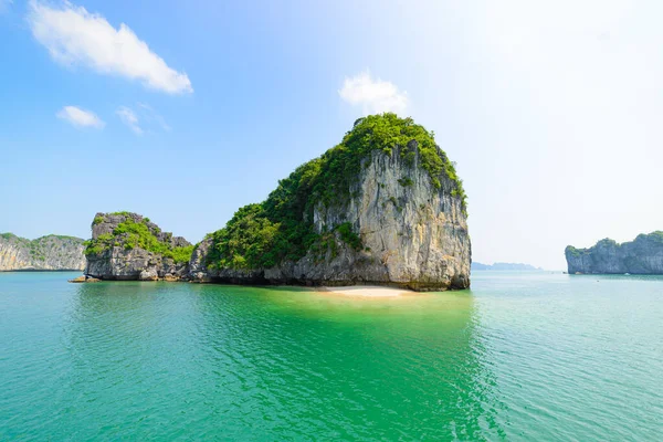 Ha Long Bay, eşsiz kireçtaşı kaya adaları ve karst oluşumunun zirveleri, Vietnam 'da ünlü turizm merkezleri. Açık mavi gökyüzü. — Stok fotoğraf