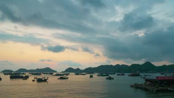 时光流逝 夕阳西下的越南猫湾 海面上漂浮着渔船 多云的热带天气 五彩斑斓的天空和地平线上的岛屿轮廓 — 图库视频影像