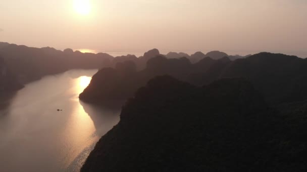 Aerial Unique Flying Long Bay Cat Island Sunset Famous Tourism — Stok video