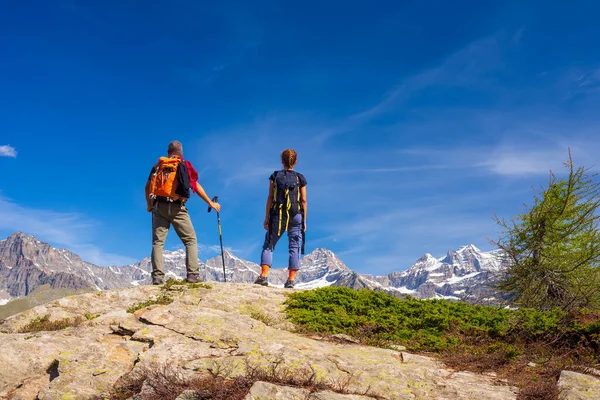 Pareja Con Mochila Cima Montaña Dos Personas Mirando Paisaje Alpino — Foto de Stock