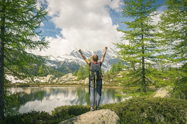 手臂伸展在山上的女人 一个人看风景高山湖景暑假健身自由的理念 — 图库照片