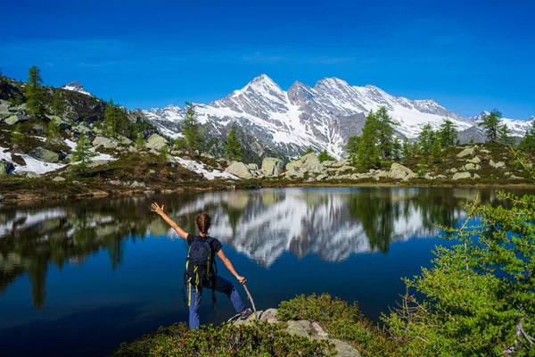 Mulher Com Braços Estendidos Montanha Uma Pessoa Olhando Para Lago — Fotografia de Stock