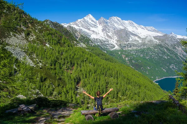 手臂伸展在山上的女人 一个人看风景高山湖景暑假健身自由的理念 — 图库照片