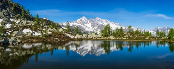 Alpin Sjö Idyllisk Miljö Mitt Bland Klippor Och Skog Naturlig — Stockfoto