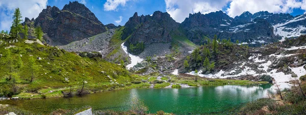 Альпийское Озеро Идиллической Среде Среди Скал Лесов Природный Резервуар Пресной — стоковое фото