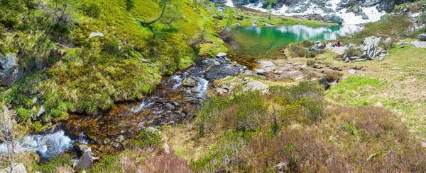 Lago Alpino Entorno Idílico Medio Rocas Bosques Depósito Natural Agua — Foto de Stock