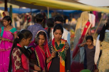 Mandu, Hindistan - 2 Aralık 2017: Mandu, Madhya Pradesh, Hindistan 'da kabile pazarı, antik cami ve İslami mirasın yanında..