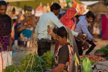Mandu, Hindistan - 2 Aralık 2017: Mandu, Madhya Pradesh, Hindistan 'da kabile pazarı, antik cami ve İslami mirasın yanında..