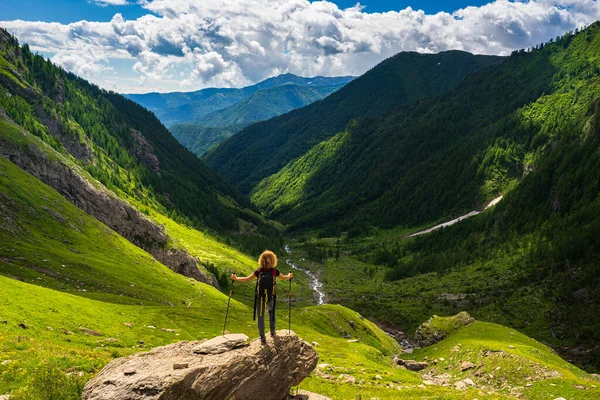 Woman Backpack Resting Mountain Top Looking View Dramatic Landscape Valley — Stock Photo, Image