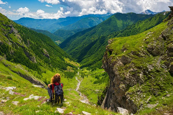 Woman Backpack Resting Mountain Top Looking View Dramatic Landscape Valley — Stock Photo, Image