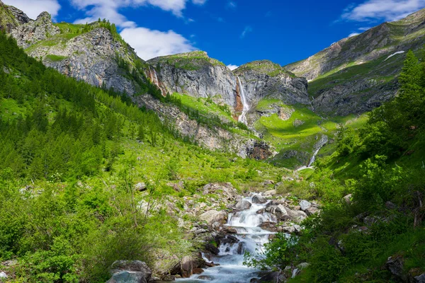 Manzaralı Şelale Talya Alpleri Ndeki Dağ Nehri Turizm Gezisi Için — Stok fotoğraf