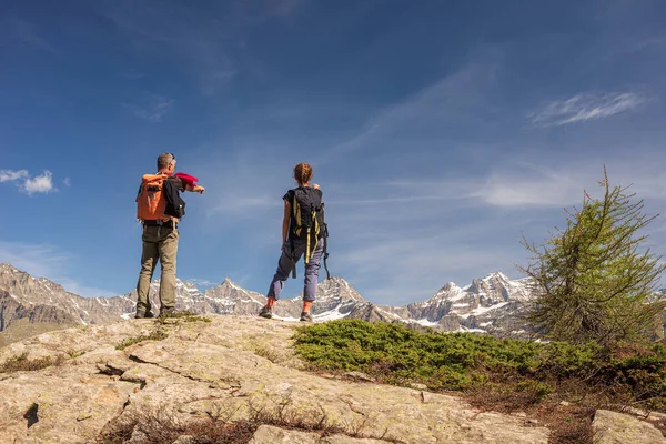 Couple Backpack Mountain Top Two People Looking Scenic Alpine Landscape — Stock Photo, Image