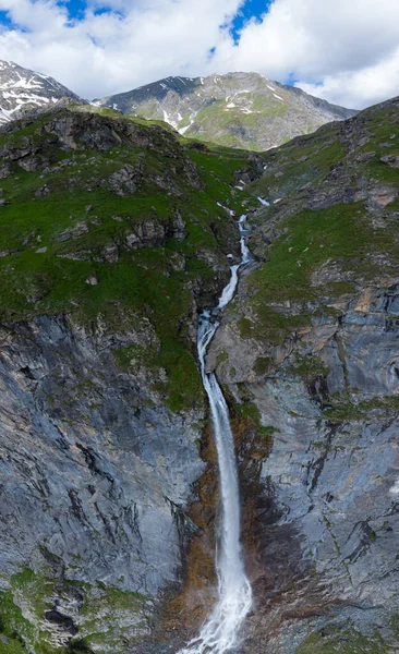 Luftaufnahme Eines Malerischen Hohen Wasserfalls Auf Den Italienischen Alpen Touristenziel — Stockfoto