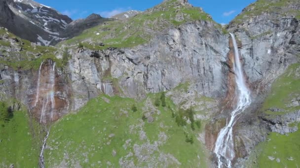 无人驾驶飞机飞越意大利阿尔卑斯山上美丽的高瀑布 郁郁葱葱的绿色山谷和山溪 旅游目的地外出徒步旅行 意大利皮埃蒙特托里诺附近的Pis瀑布 — 图库视频影像