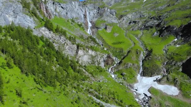 Yüksek Şelale Manzarası Üzerinde Uçuyor Yemyeşil Vadi Talyan Alpleri Ndeki — Stok video