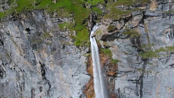 Lucht Slow Motion Drone Vliegen Schilderachtige Hoge Waterval Bergstroom Vallen — Stockvideo