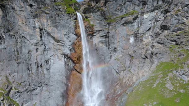 空中スローモーション 高風光明媚な滝 渓流イタリアアルプスの背の高い岩の崖から落ちて飛んで無人機 イタリア ピエモンテ州トリノ付近のピス滝 — ストック動画