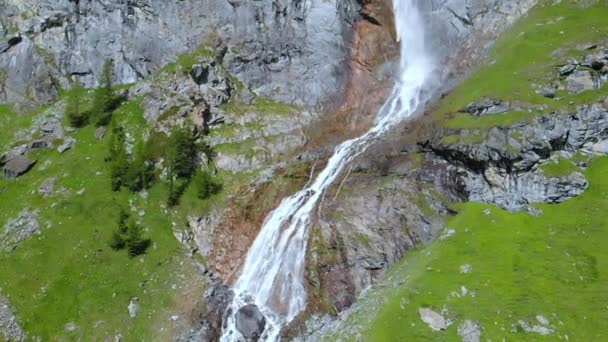 Aereo Rallentatore Drone Che Sorvola Scenografica Cascata Alta Torrente Montagna — Video Stock