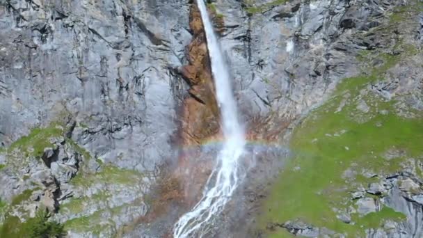 Movimento Lento Aéreo Drone Voando Sobre Cachoeira Alta Cênica Córrego — Vídeo de Stock