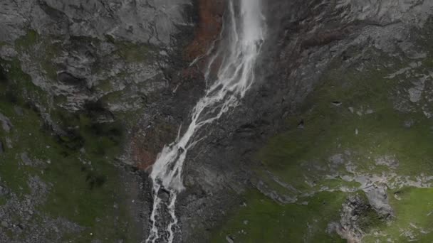 ドローンの風光明媚な高い滝 渓流イタリアアルプスの背の高い岩の崖から落ちて飛んでいます イタリアのピエモンテ州トリノの近くのピス滝 Native Log Color Profile — ストック動画