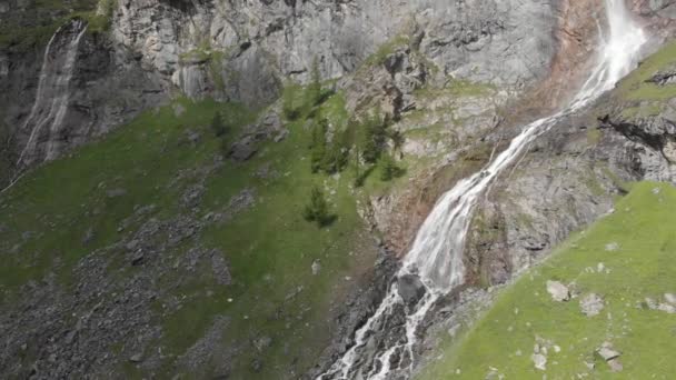 Aerial Drón Repül Festői Magas Vízesés Hegyi Patak Alá Magas — Stock videók