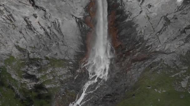 Aerea Drone Che Sorvola Scenografica Cascata Alta Torrente Montagna Che — Video Stock