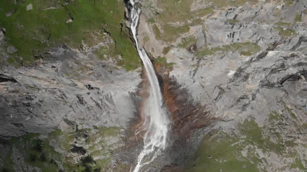 空中スローモーション 高風光明媚な滝 渓流イタリアアルプスの背の高い岩の崖から落ちて飛んで無人機 イタリア ピエモンテ州トリノ付近のピス滝 — ストック動画