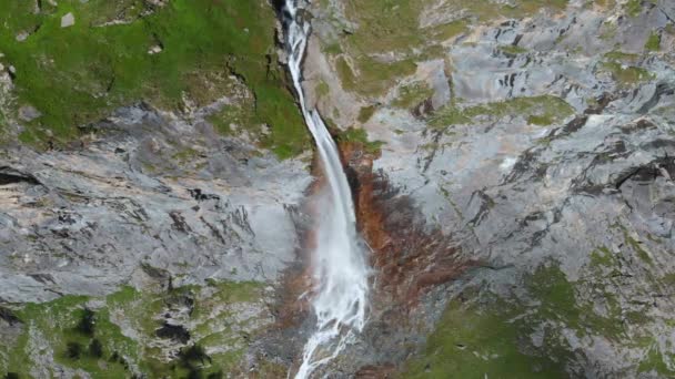 Luchtfoto Drone Vliegend Schilderachtige Hoge Waterval Weelderige Groene Vallei Bergbeek — Stockvideo
