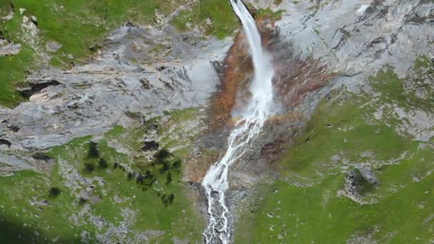 イタリアアルプスの風光明媚な高い滝緑の谷と渓流を飛ぶ無人機 観光地ハイキング屋外活動 イタリア ピエモンテ州トリノ付近のピス滝 — ストック動画