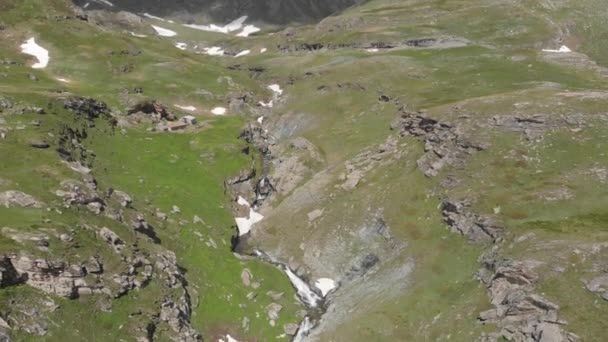 无人驾驶飞机飞越风景优美的高瀑布 山溪从高高的岩石悬崖上滑落在意大利阿尔卑斯山上 意大利皮埃蒙特托里诺附近的Pis瀑布 本地D Log颜色配置文件 — 图库视频影像