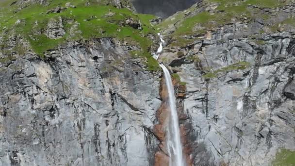 空中慢动作 无人驾驶飞机飞越风景优美的高瀑布 山溪从高高的岩石悬崖上滑落在意大利阿尔卑斯山上 意大利皮埃蒙特托里诺附近的Pis瀑布 — 图库视频影像