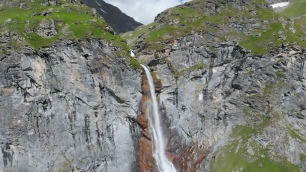 Lucht Slow Motion Drone Vliegen Schilderachtige Hoge Waterval Bergstroom Vallen — Stockvideo