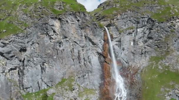 空中慢动作 无人驾驶飞机飞越风景优美的高瀑布 山溪从高高的岩石悬崖上滑落在意大利阿尔卑斯山上 意大利皮埃蒙特托里诺附近的Pis瀑布 — 图库视频影像