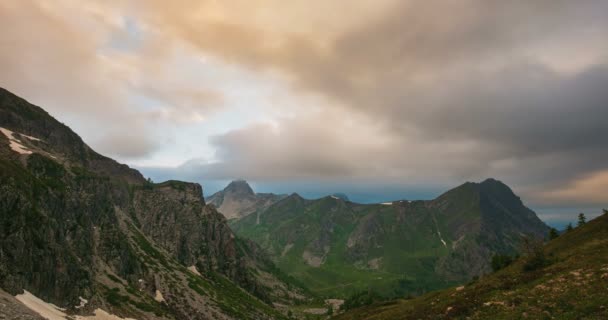 Tijdsverloop Bewegende Wolken Bergkammen Pieken Storm Komst Alpen Zonsondergang Licht — Stockvideo