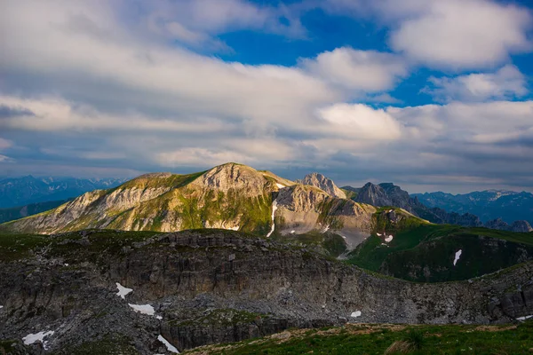 Hegyi Táj Alpokban Sziklás Hegyek Nagy Magasságban Hangulatos Zöld Völgy — Stock Fotó
