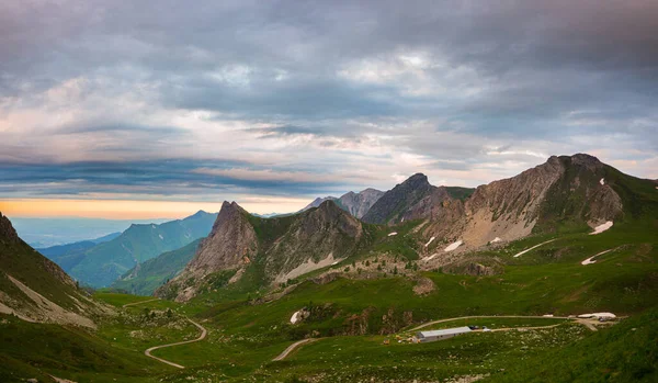 Berglandschaft Den Alpen Felsige Berge Luftiger Höhe Stimmungsvolle Himmelgrüne Täler — Stockfoto