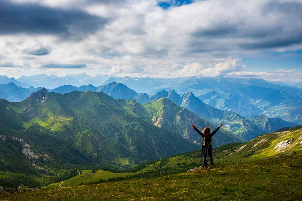 Woman Backpack Resting Mountain Top Looking View Dramatic Landscape Valley — Stock Photo, Image