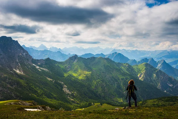 背着背包在山顶休息的女人 看风景壮观的山谷夏季活动健身自由的概念 后视镜 — 图库照片