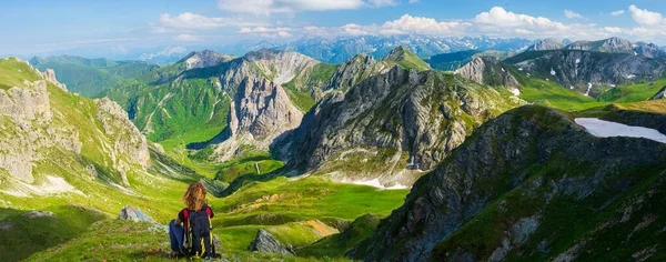 Mulher Com Mochila Descansando Topo Montanha Olhando Para Vista Paisagem — Fotografia de Stock