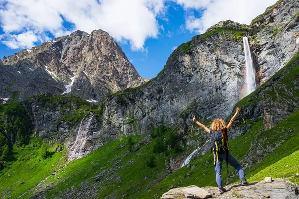 Escursionista Che Guarda Una Cascata Sulla Montagna Una Persona Con — Foto Stock