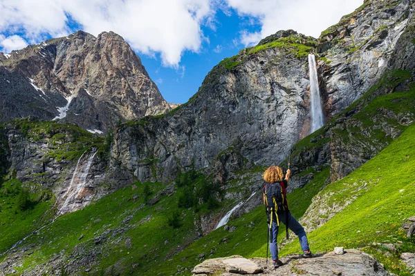 Senhora Caminhante Olhando Para Cachoeira Montanha Uma Pessoa Com Atividade — Fotografia de Stock