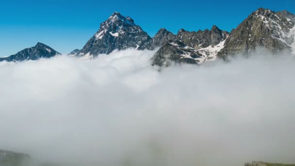 Lapso Tiempo Nubes Movimiento Valle Por Debajo Las Crestas Las — Vídeos de Stock