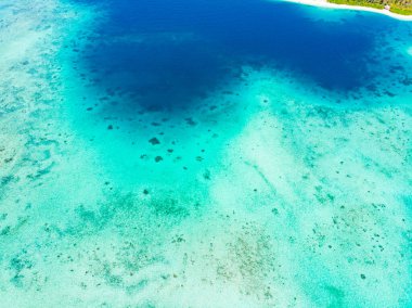 Hava: egzotik tropikal mercan resifleri her şeyden uzakta, Karayip deniz turkuaz su, beyaz kum plajı. Endonezya Sumatra Banyak adaları
