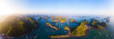 Ha Long Bay Kedi Ba adasının havadan görünüşü, eşsiz kireçtaşı adaları ve karst oluşum zirveleri, Vietnam 'daki ünlü turizm merkezleri. Manzara mavi gökyüzü.
