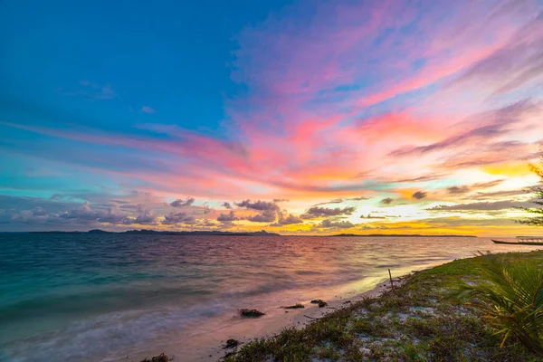 Denizde Gün Doğumu Dramatik Gökyüzü Tropikal Çöl Plajı Insan Yok — Stok fotoğraf