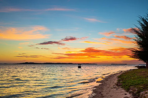 Puesta Sol Cielo Colorido Mar Playa Tropical Del Desierto Ninguna —  Fotos de Stock