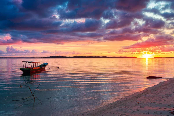 夕阳西下的大海 热带沙漠海滩 没有人 云彩斑斑 旅游目的地远走高飞 长期暴露在印度尼西亚苏门答腊巴尼亚克群岛 — 图库照片