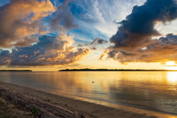 海の上の日の出劇的な空 熱帯の島 ユニークな嵐の雲と黄金の太陽 旅行先 インドネシア Banyak諸島スマトラ島 — ストック写真