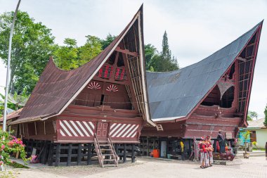 Toba Gölü, Endonezya - yaklaşık Şubat 2019: Batak geleneksel evleri Ambarita köyü, Toba Gölü, Sumatra, Endonezya 'da seyahat merkezi.