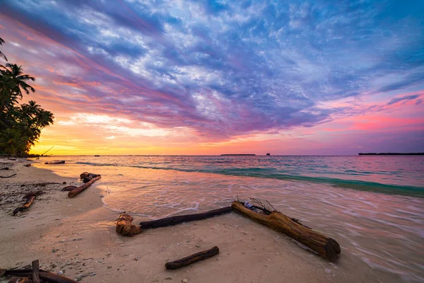 Восход Солнца Море Пляж Пустыне Людей Штормовые Облака Туристический Пункт — стоковое фото